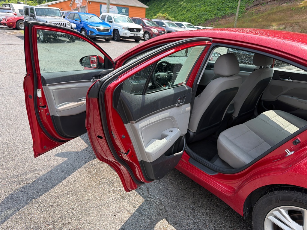 Photo 21 of this HYUNDAI ELANTRA