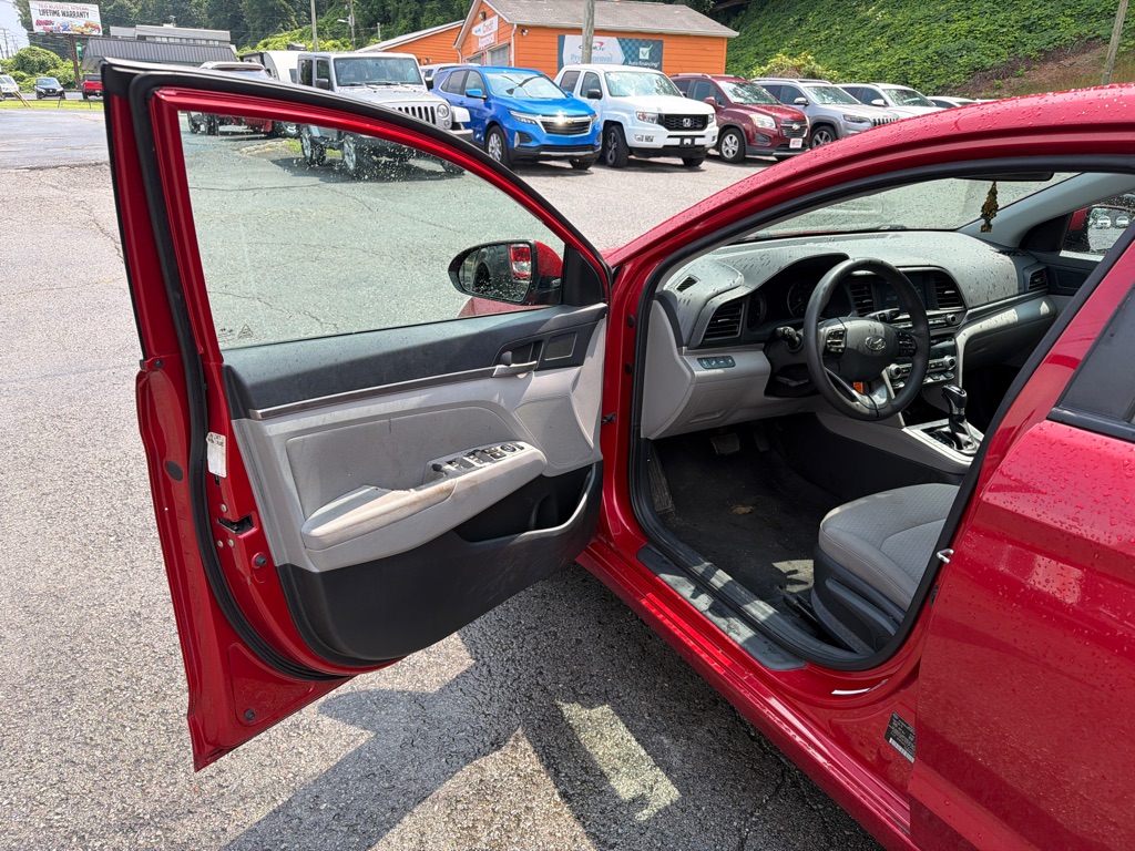 Photo 9 of this HYUNDAI ELANTRA