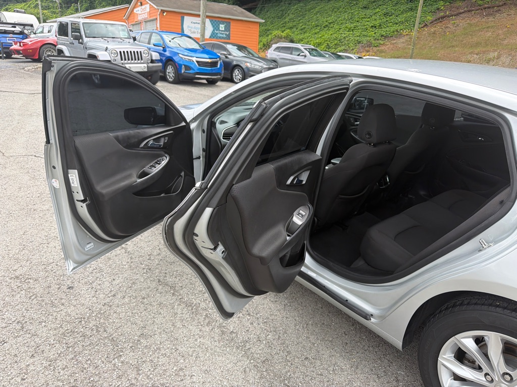 Photo 18 of this CHEVROLET MALIBU