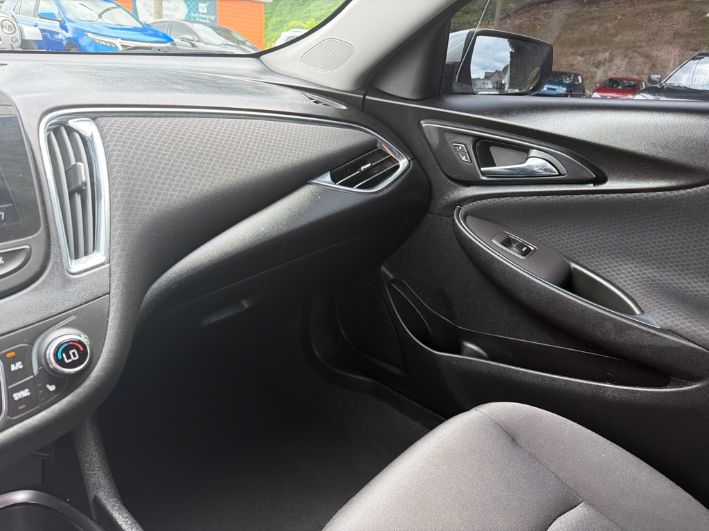 Photo 16 of this CHEVROLET MALIBU