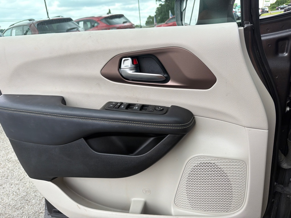 Photo 15 of this CHRYSLER VOYAGER