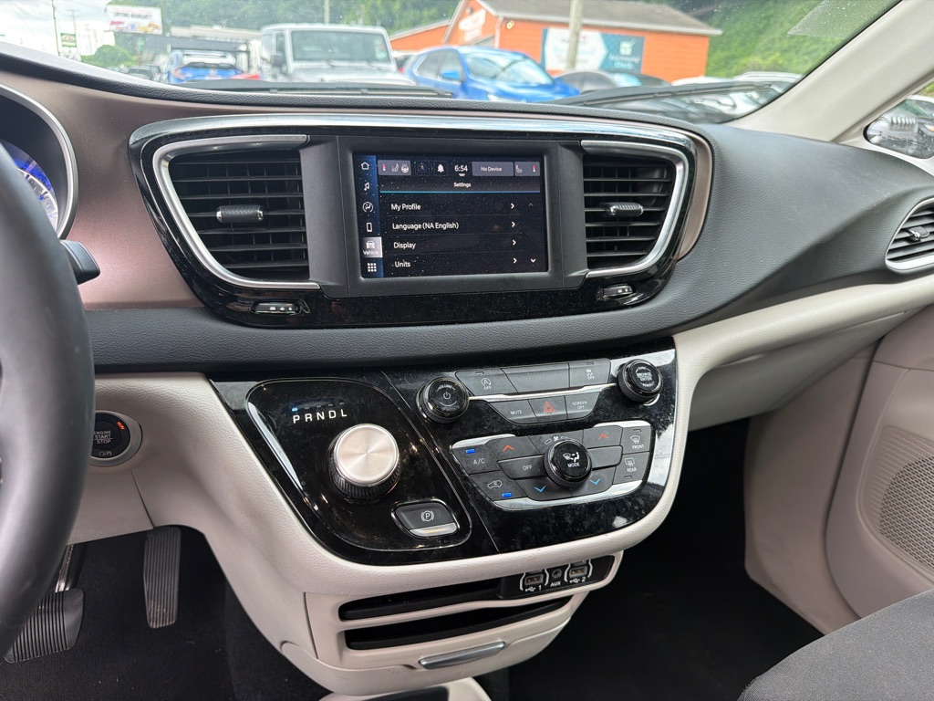 Photo 16 of this CHRYSLER VOYAGER