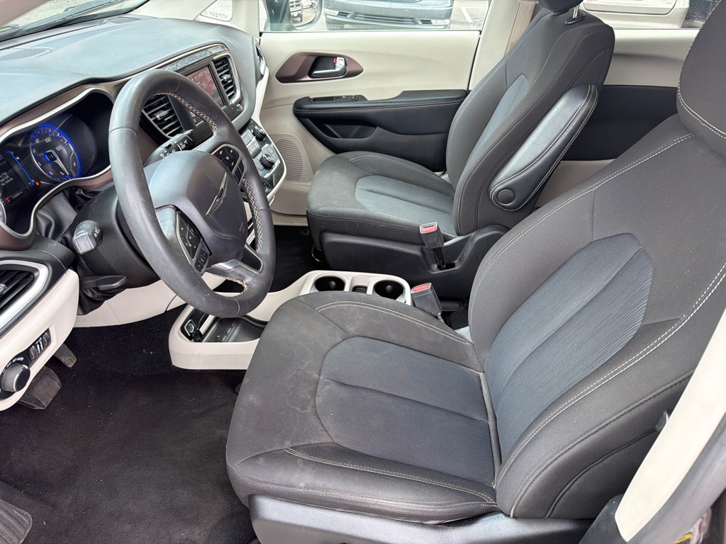 Photo 12 of this CHRYSLER VOYAGER