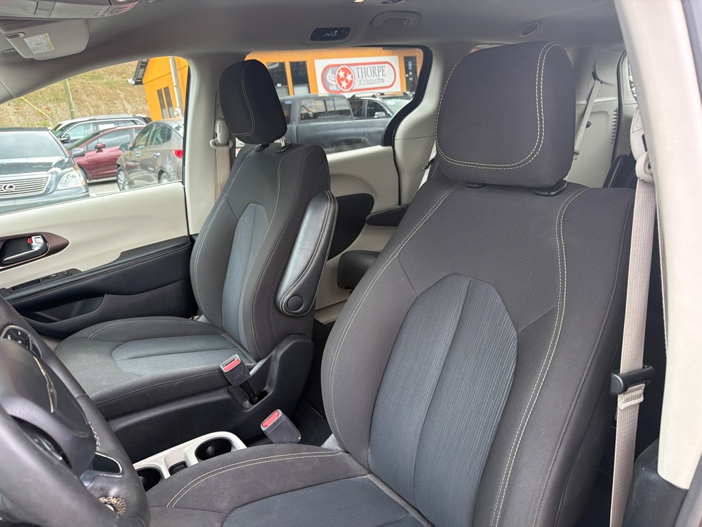 Photo 11 of this CHRYSLER VOYAGER