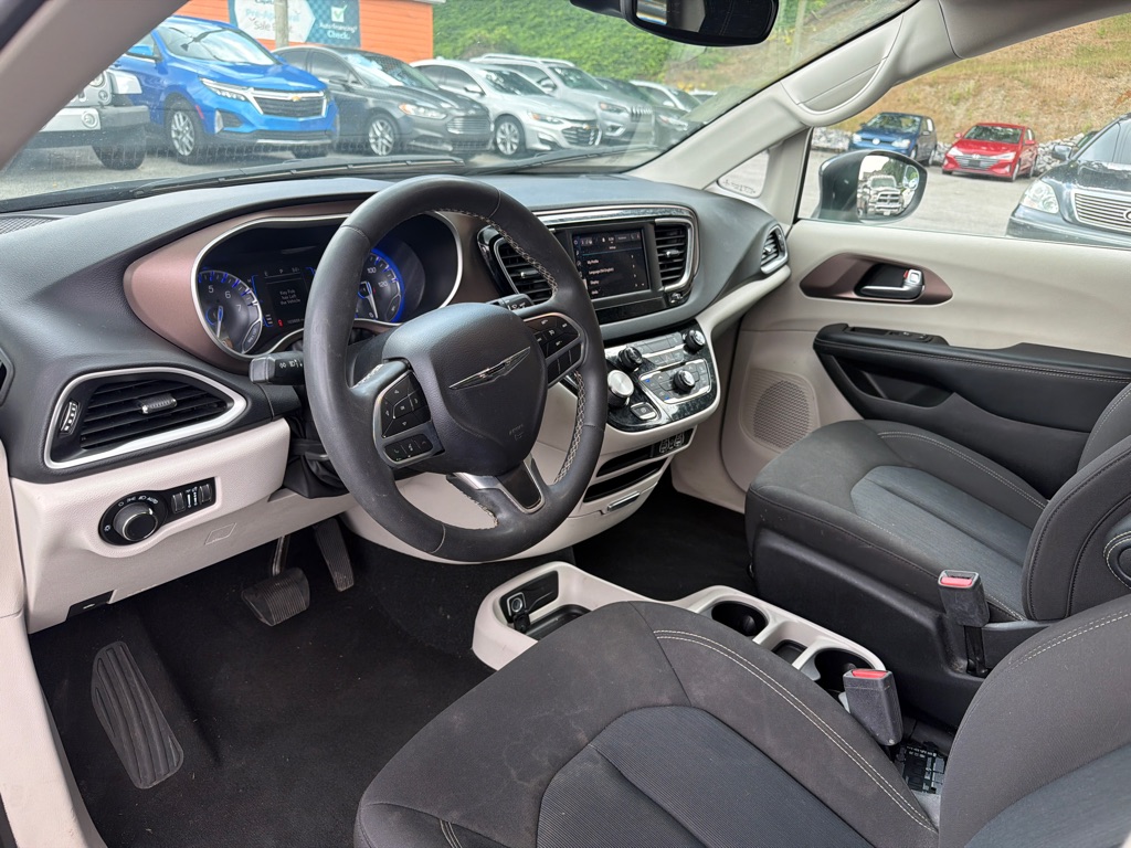 Photo 10 of this CHRYSLER VOYAGER
