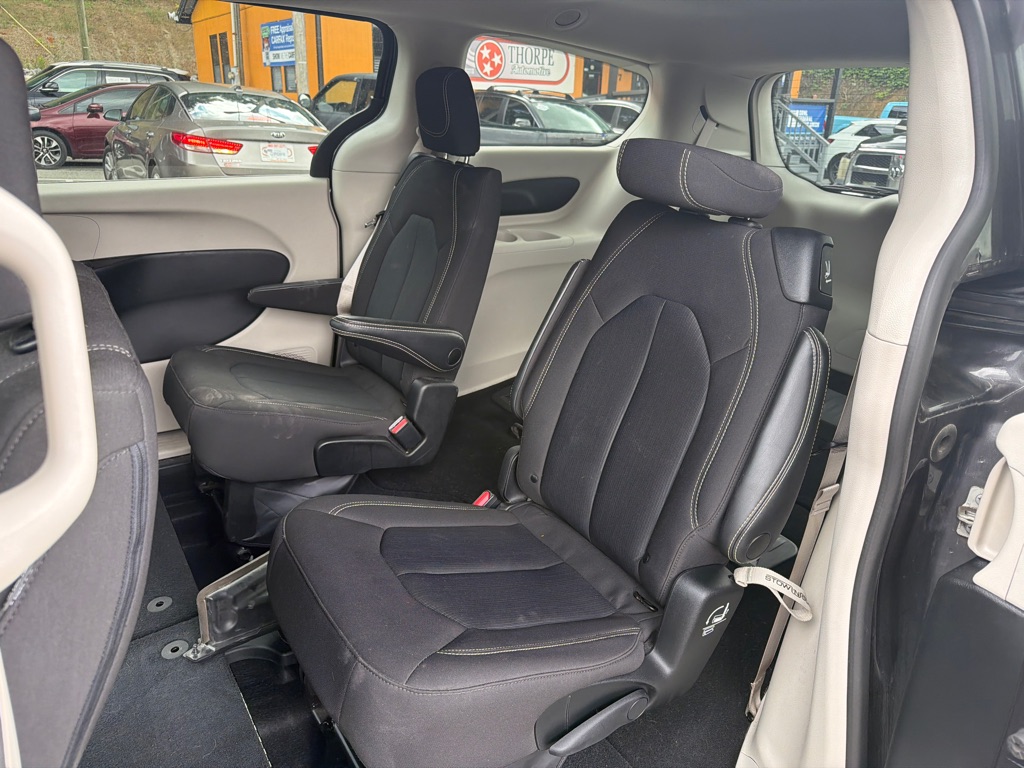 Photo 20 of this CHRYSLER VOYAGER
