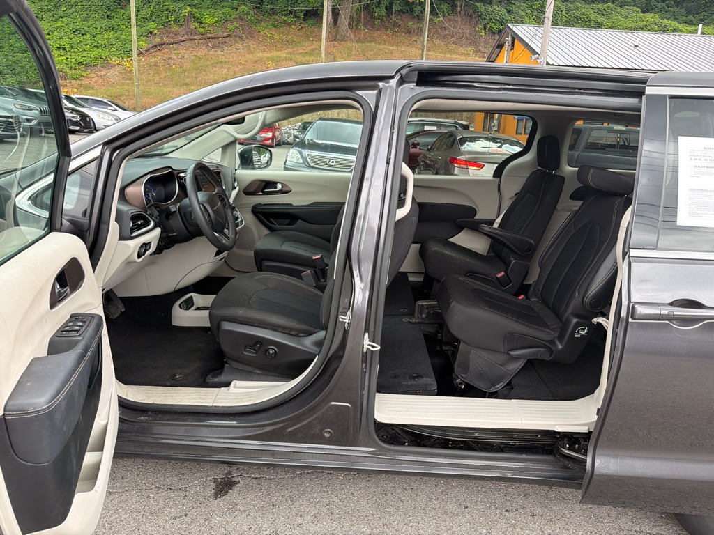 Photo 19 of this CHRYSLER VOYAGER