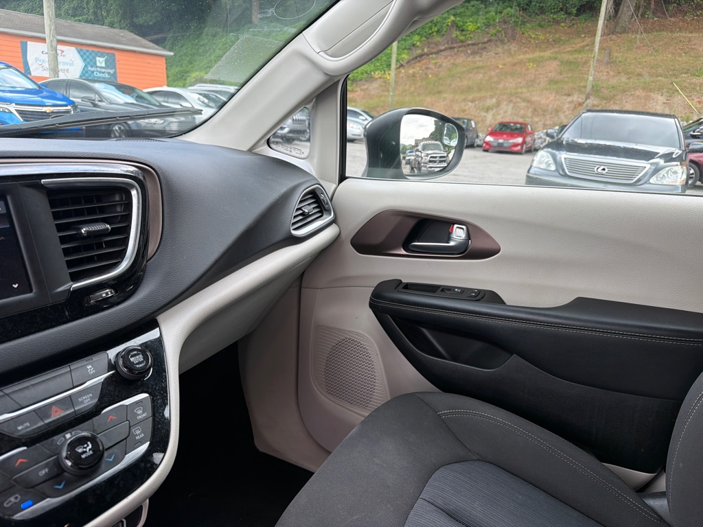 Photo 17 of this CHRYSLER VOYAGER