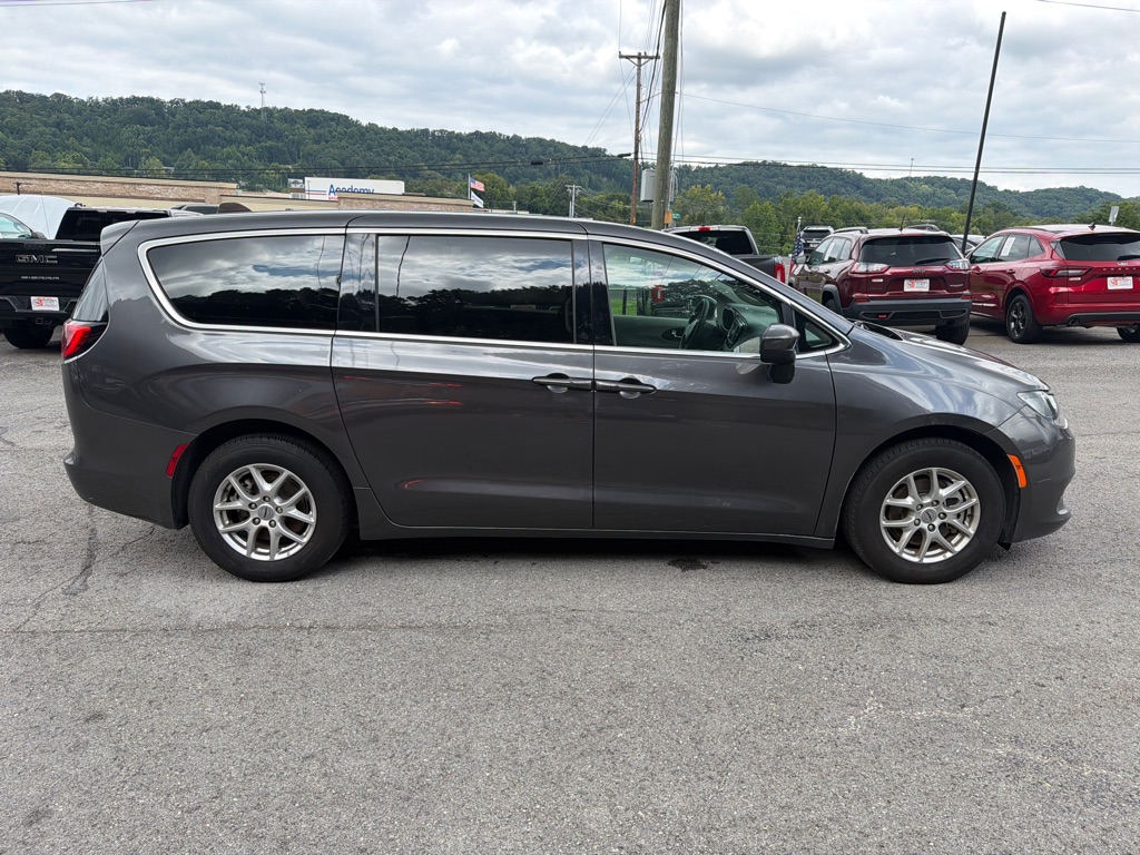 Photo 8 of this CHRYSLER VOYAGER