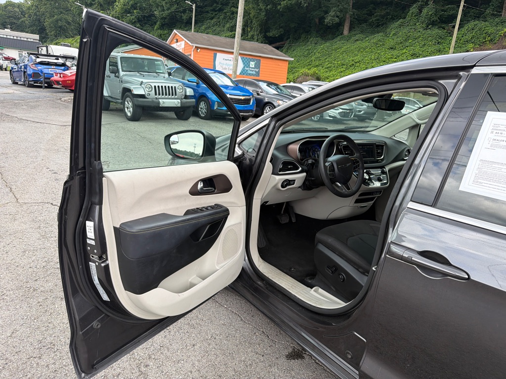 Photo 9 of this CHRYSLER VOYAGER