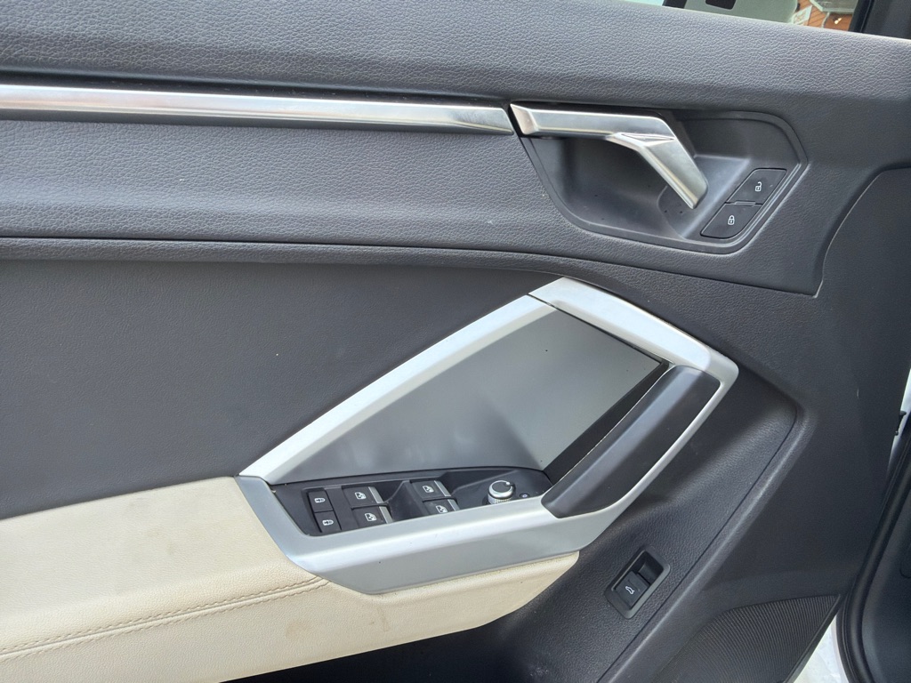 Photo 20 of this AUDI Q3
