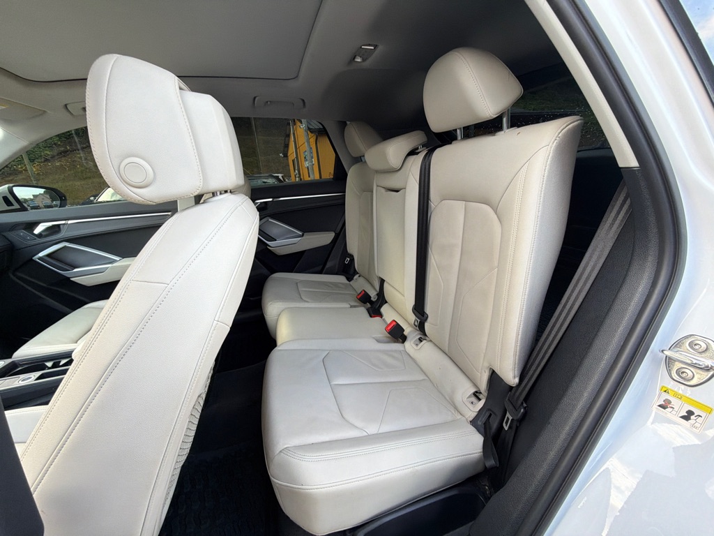 Photo 22 of this AUDI Q3