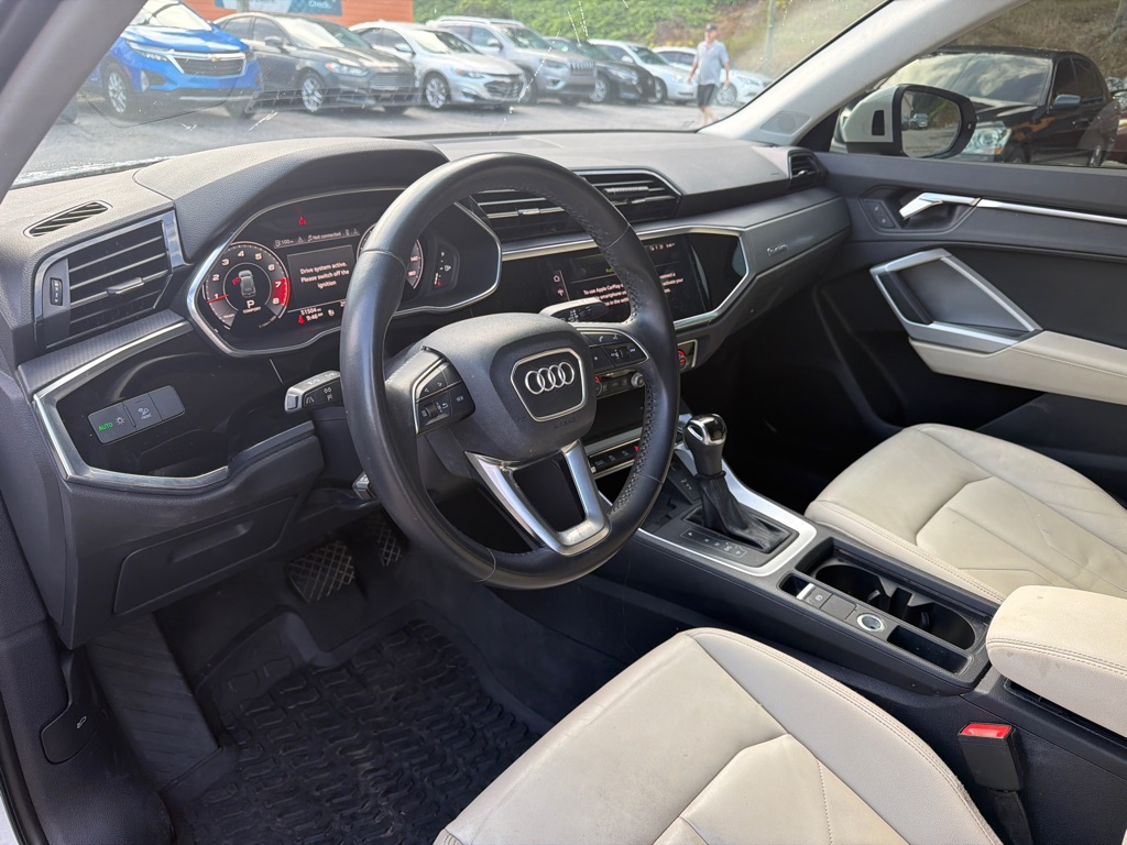 Photo 10 of this AUDI Q3