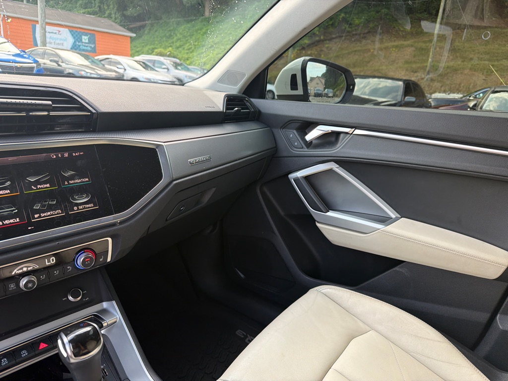 Photo 18 of this AUDI Q3