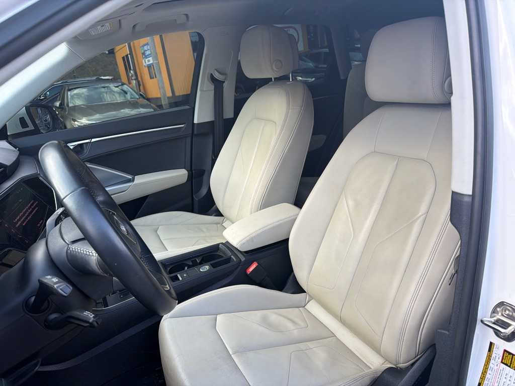 Photo 11 of this AUDI Q3