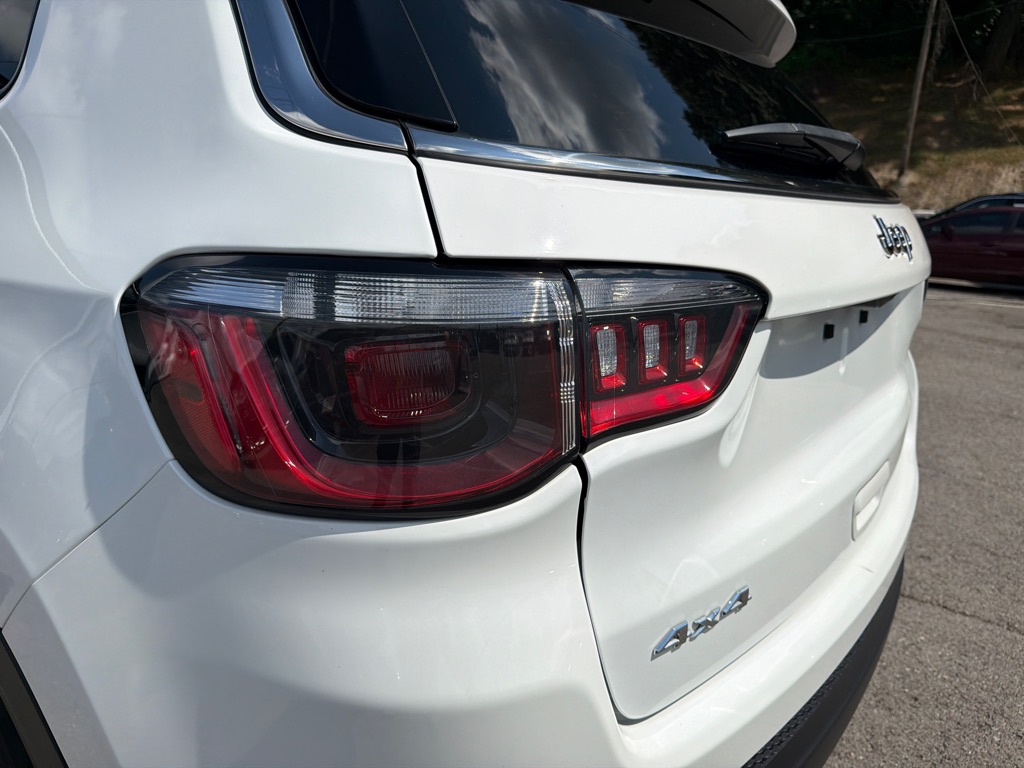Photo 25 of this JEEP COMPASS