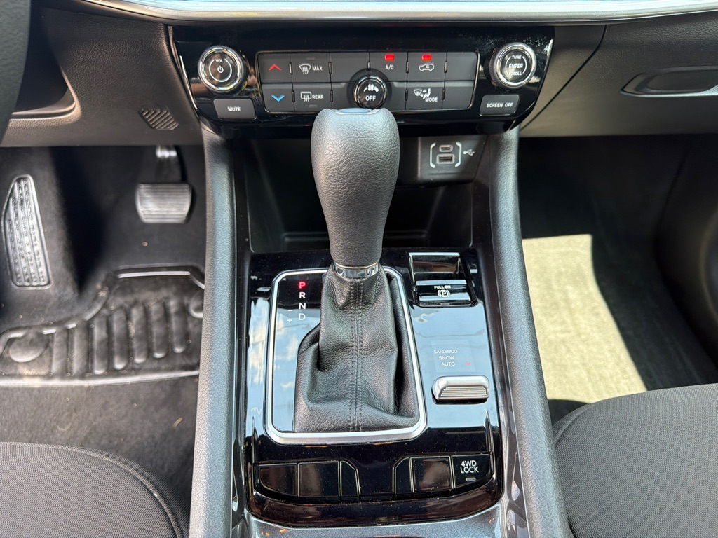 Photo 18 of this JEEP COMPASS