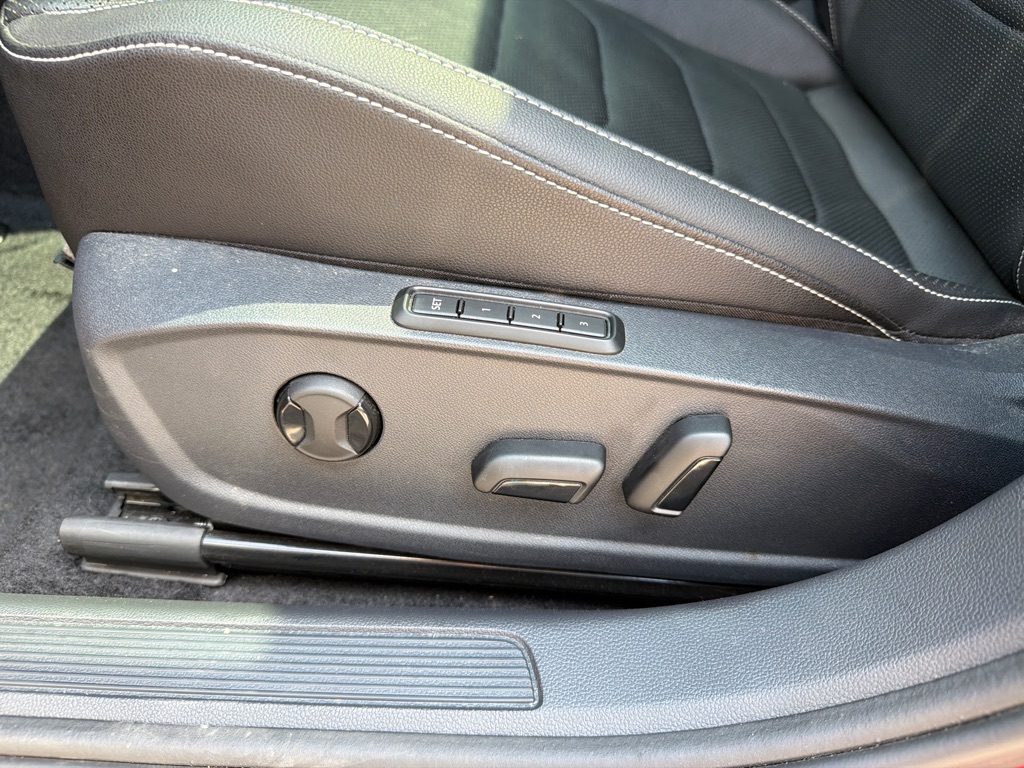 Photo 20 of this VOLKSWAGEN JETTA