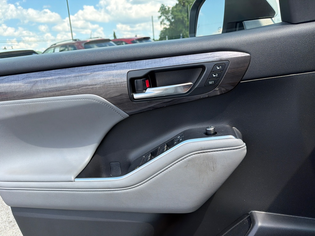 Photo 21 of this TOYOTA HIGHLANDER
