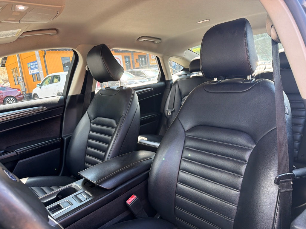 Photo 11 of this FORD FUSION