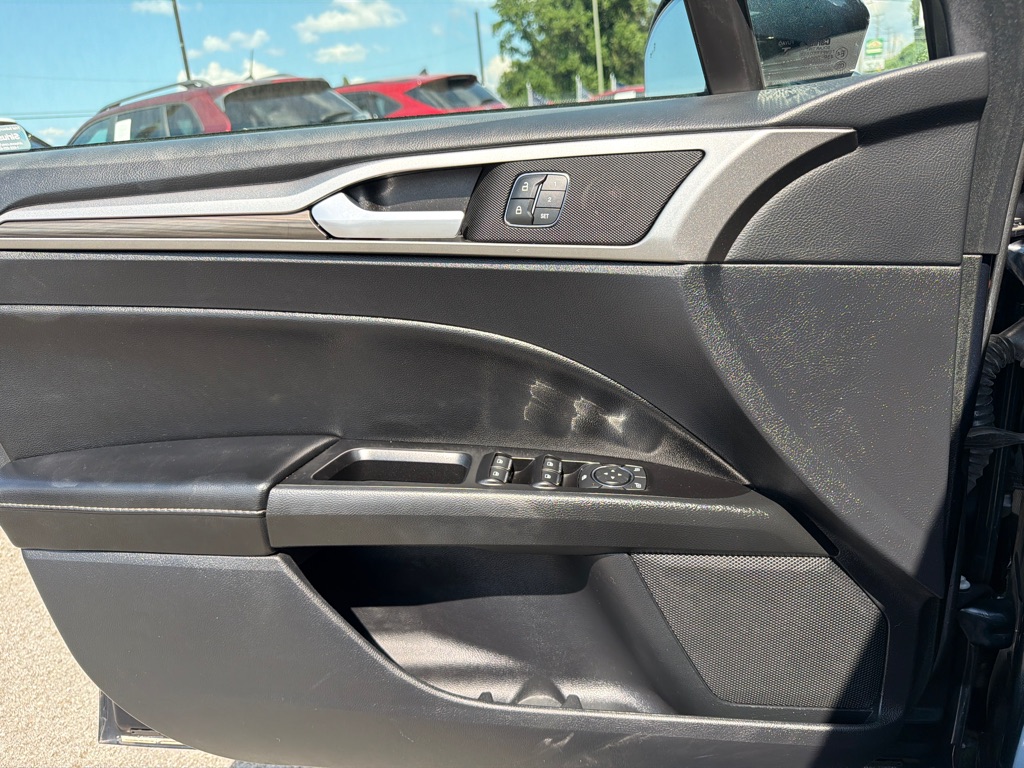 Photo 20 of this FORD FUSION