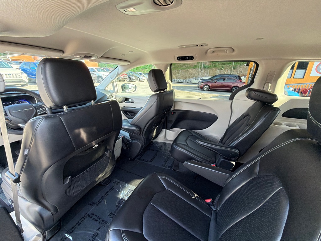 Photo 26 of this CHRYSLER PACIFICA
