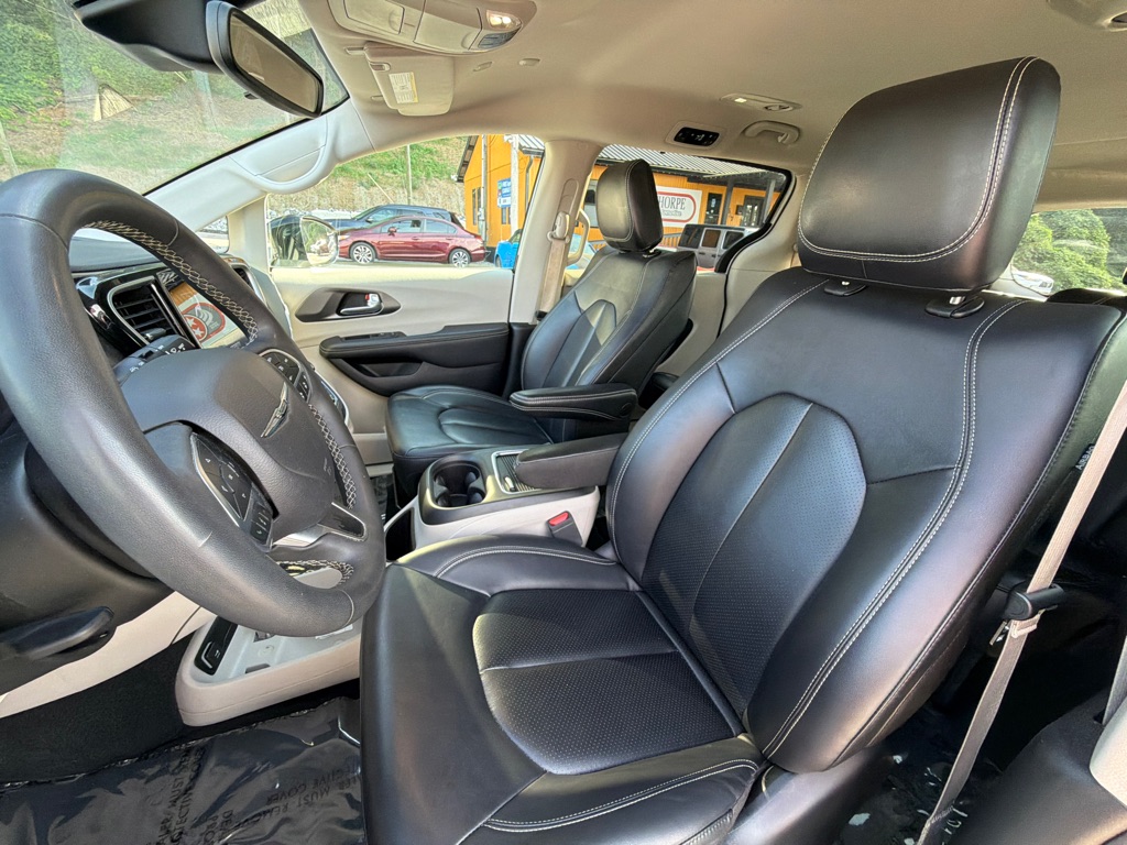 Photo 21 of this CHRYSLER PACIFICA