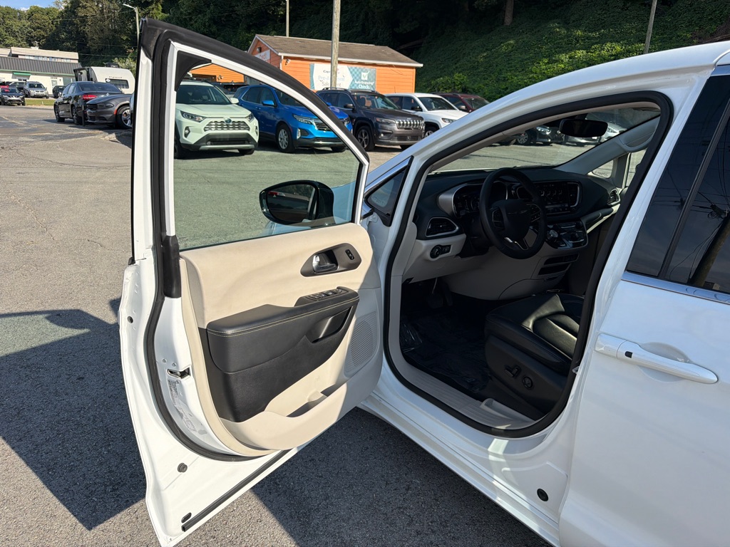 Photo 9 of this CHRYSLER PACIFICA