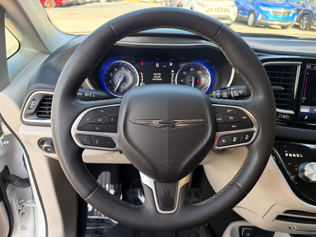 Photo 13 of this CHRYSLER PACIFICA