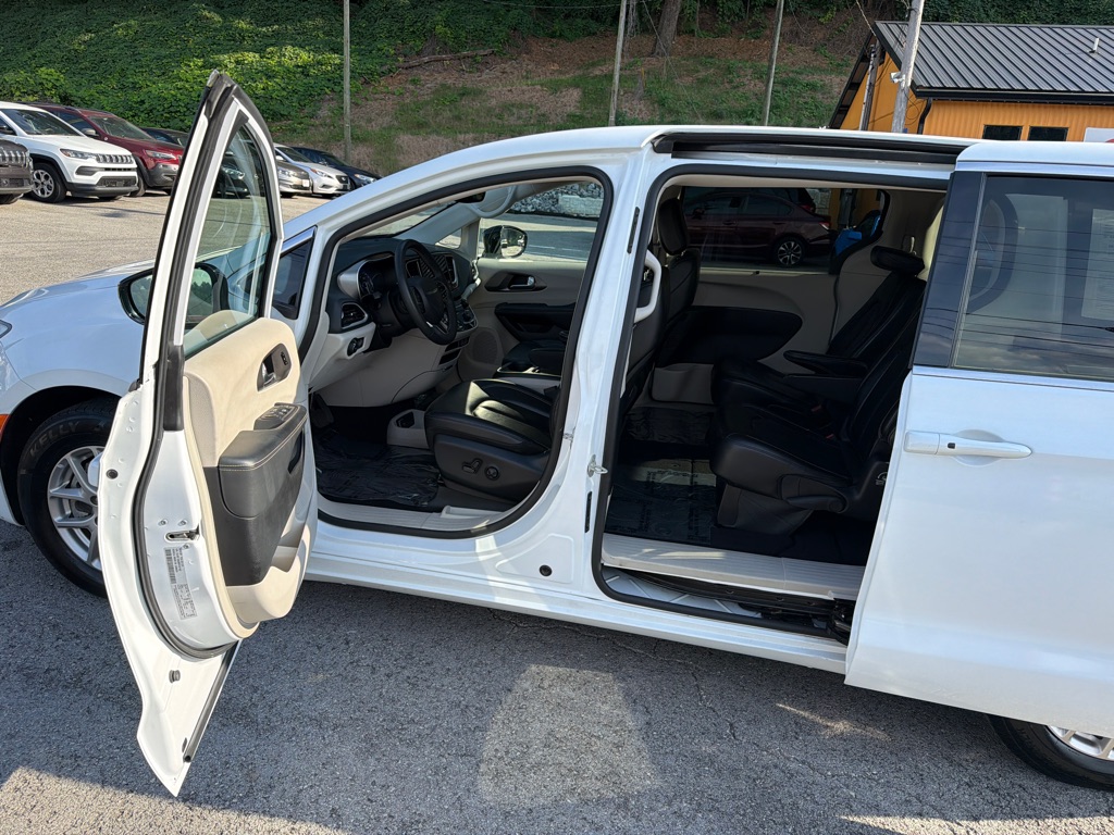 Photo 23 of this CHRYSLER PACIFICA