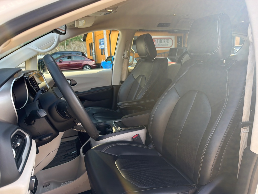 Photo 11 of this CHRYSLER PACIFICA