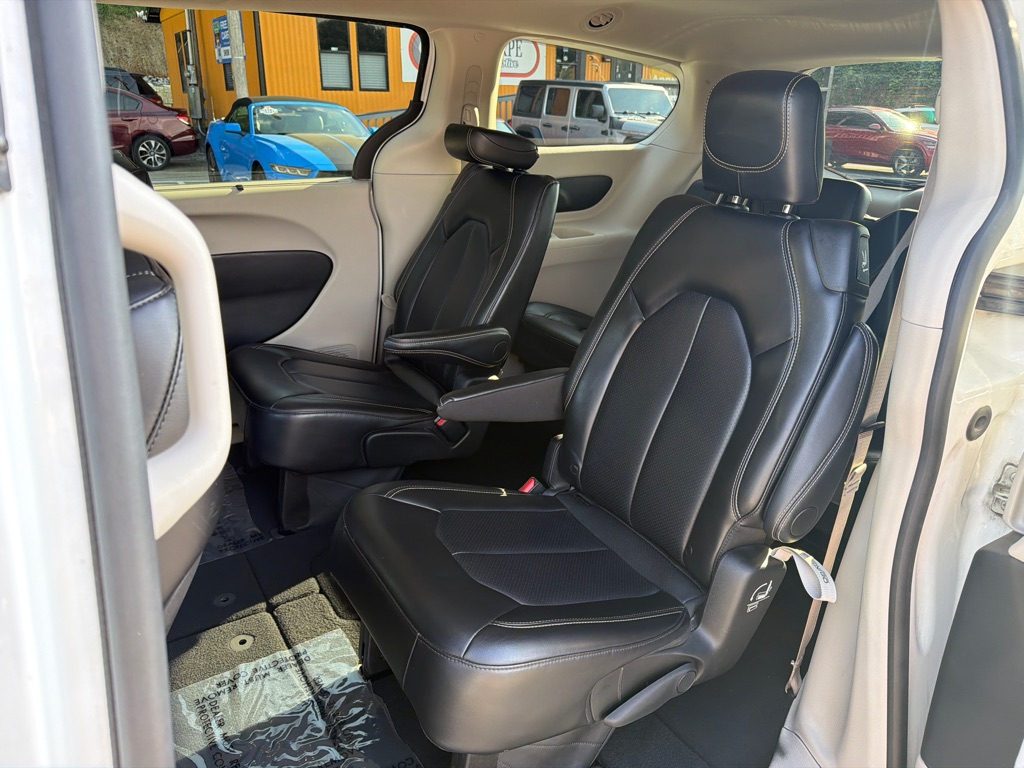 Photo 24 of this CHRYSLER PACIFICA