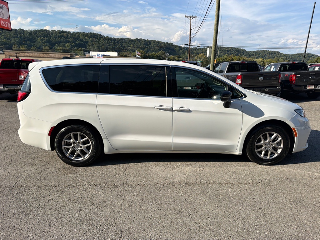 Photo 8 of this CHRYSLER PACIFICA