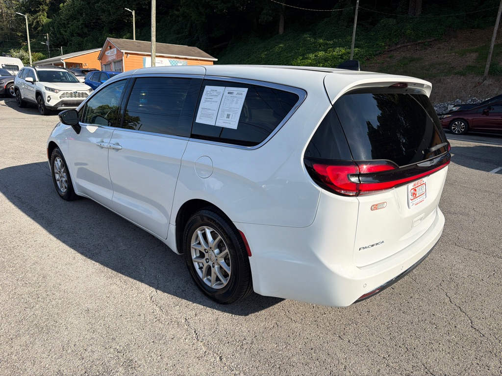 Photo 5 of this CHRYSLER PACIFICA