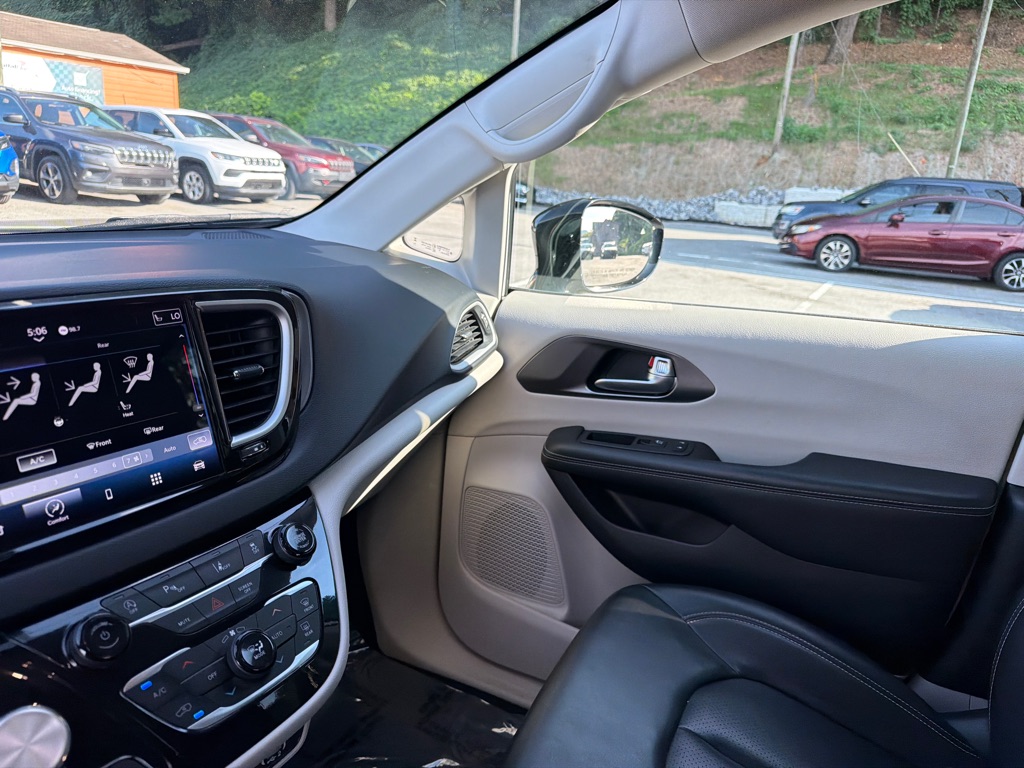 Photo 20 of this CHRYSLER PACIFICA