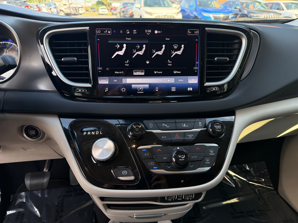 Photo 17 of this CHRYSLER PACIFICA