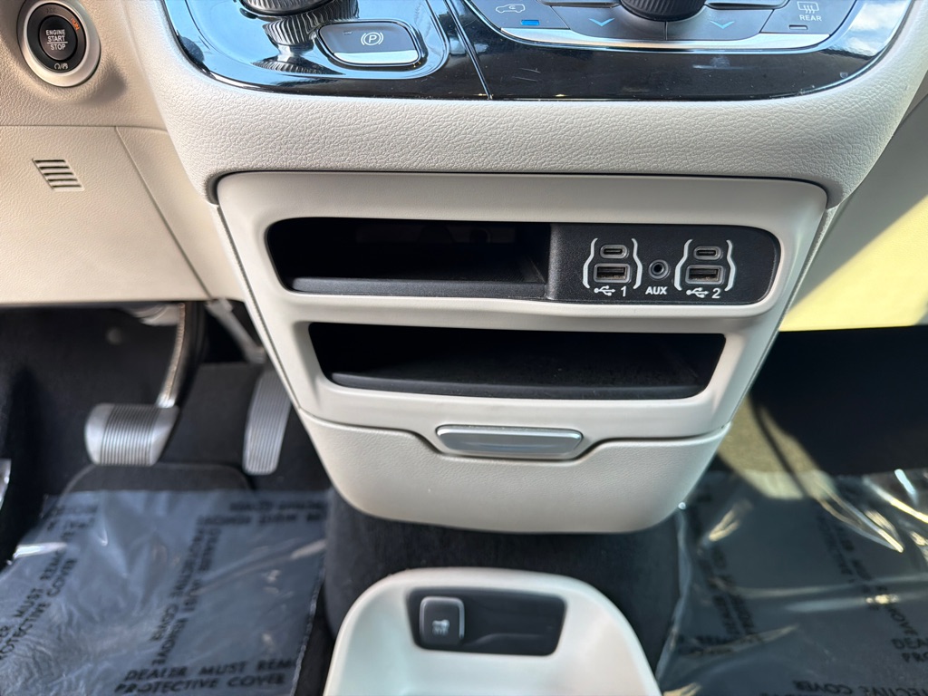Photo 19 of this CHRYSLER PACIFICA