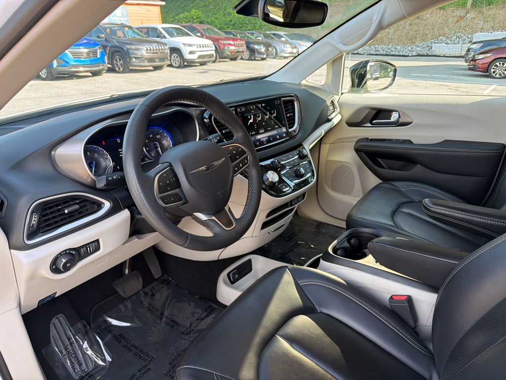 Photo 10 of this CHRYSLER PACIFICA