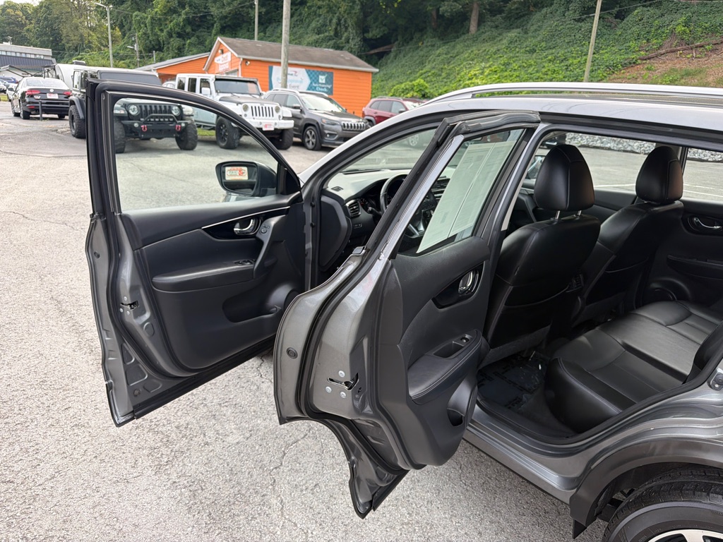 Photo 23 of this NISSAN ROGUE SPORT