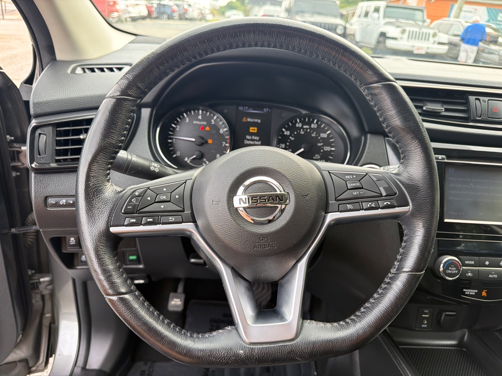 Photo 13 of this NISSAN ROGUE SPORT