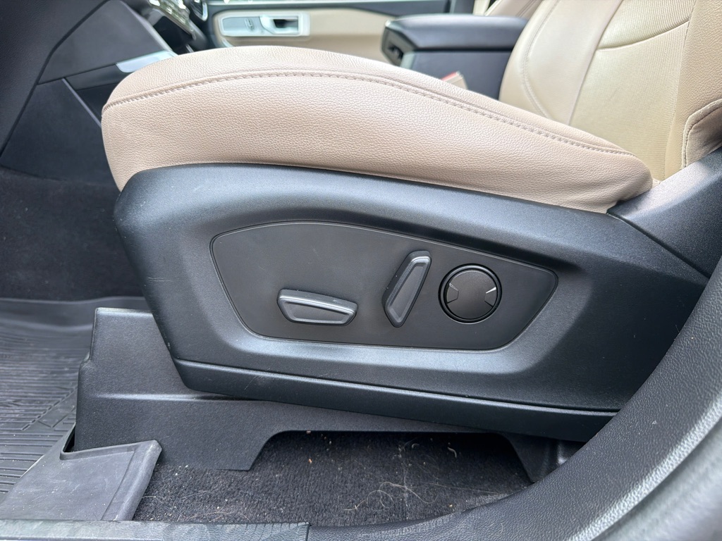 Photo 20 of this FORD EXPLORER