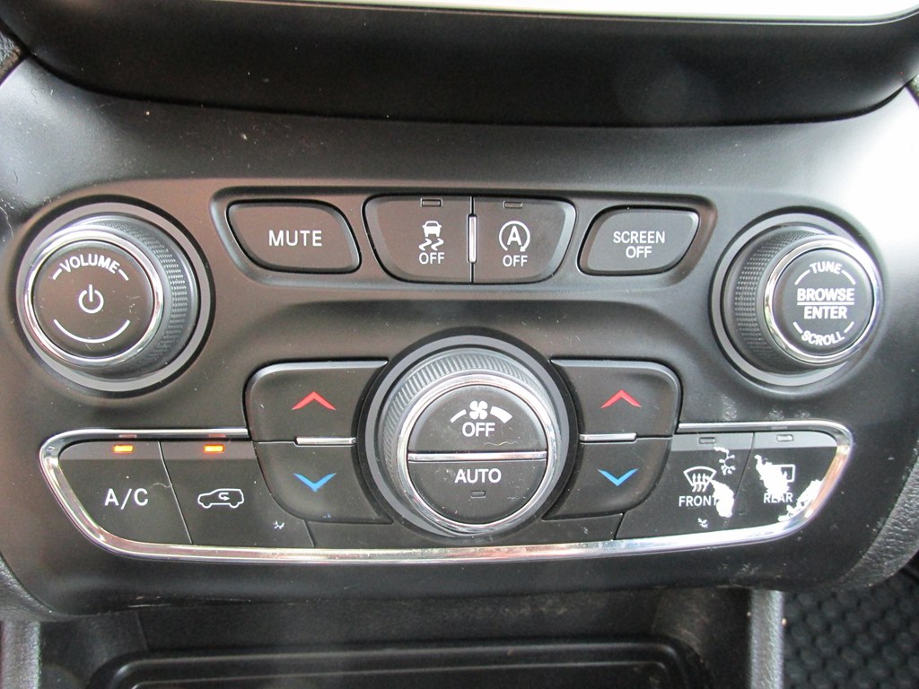 Photo 14 of this JEEP CHEROKEE