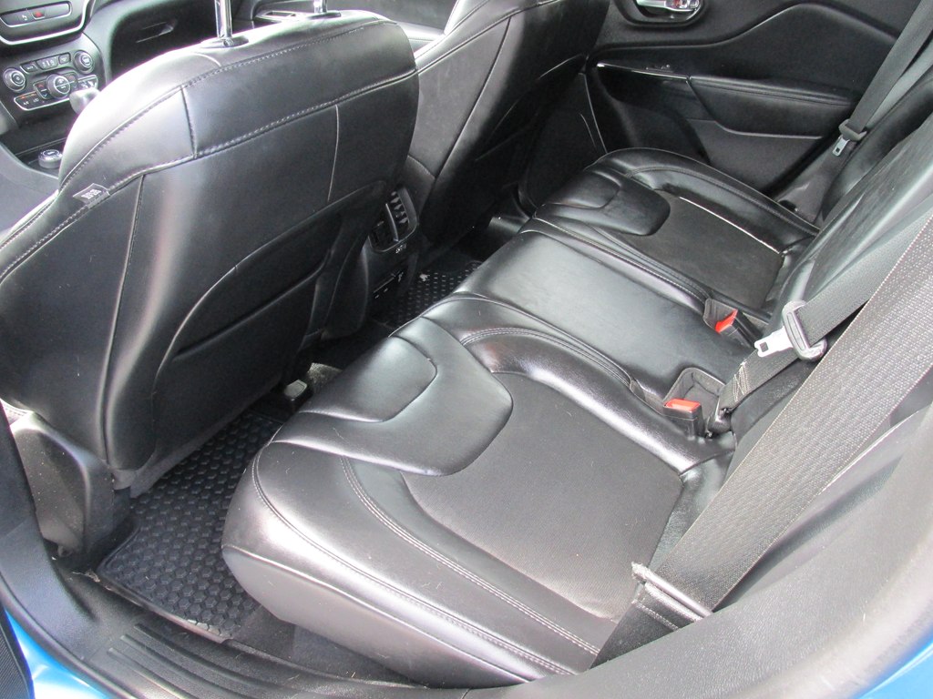 Photo 10 of this JEEP CHEROKEE