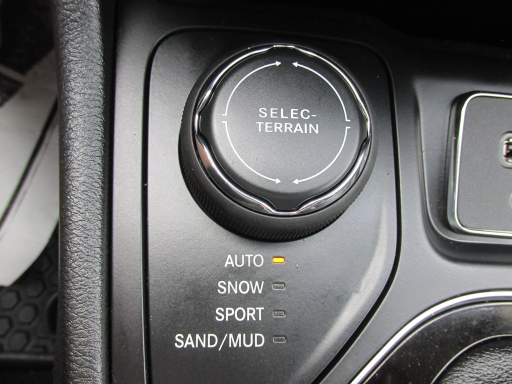 Photo 16 of this JEEP CHEROKEE