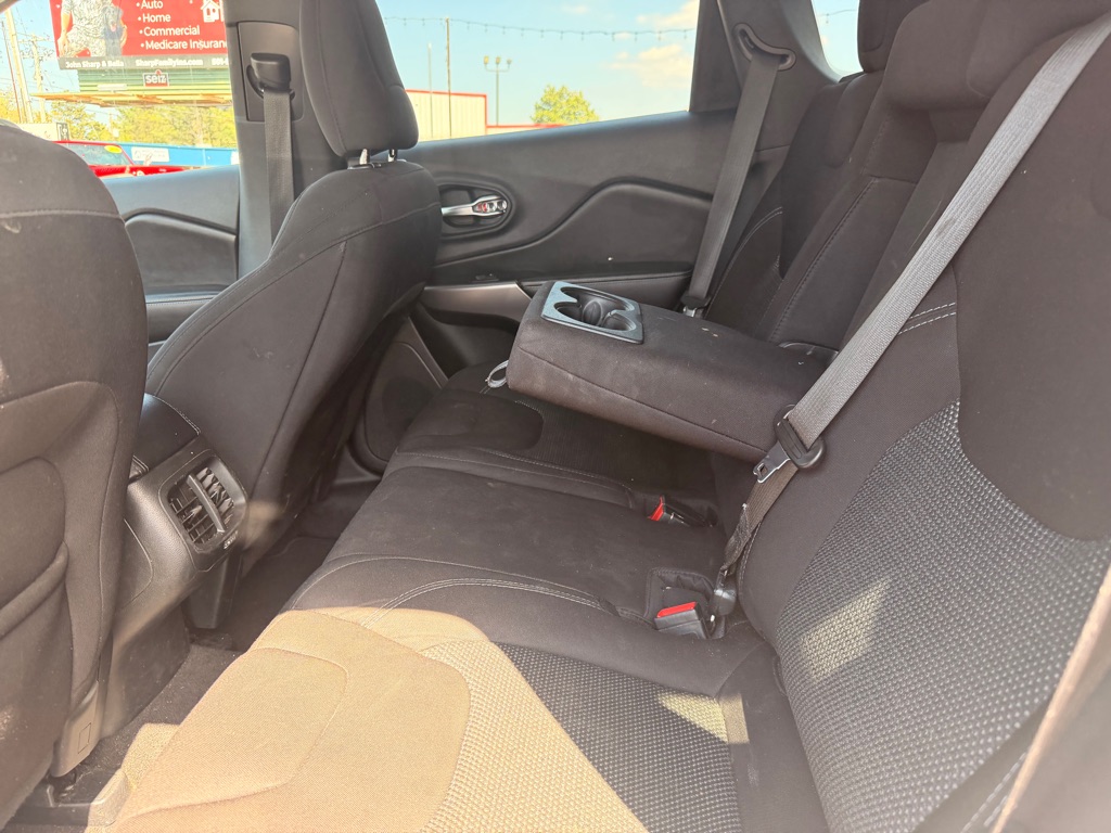 Photo 23 of this JEEP CHEROKEE