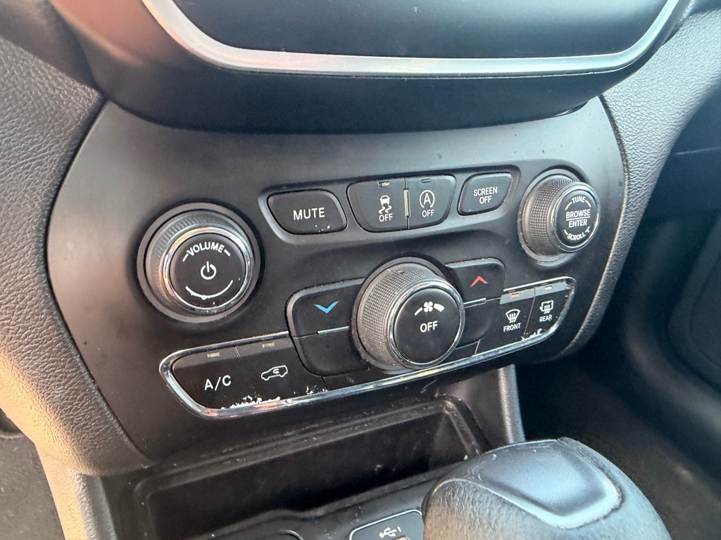 Photo 17 of this JEEP CHEROKEE