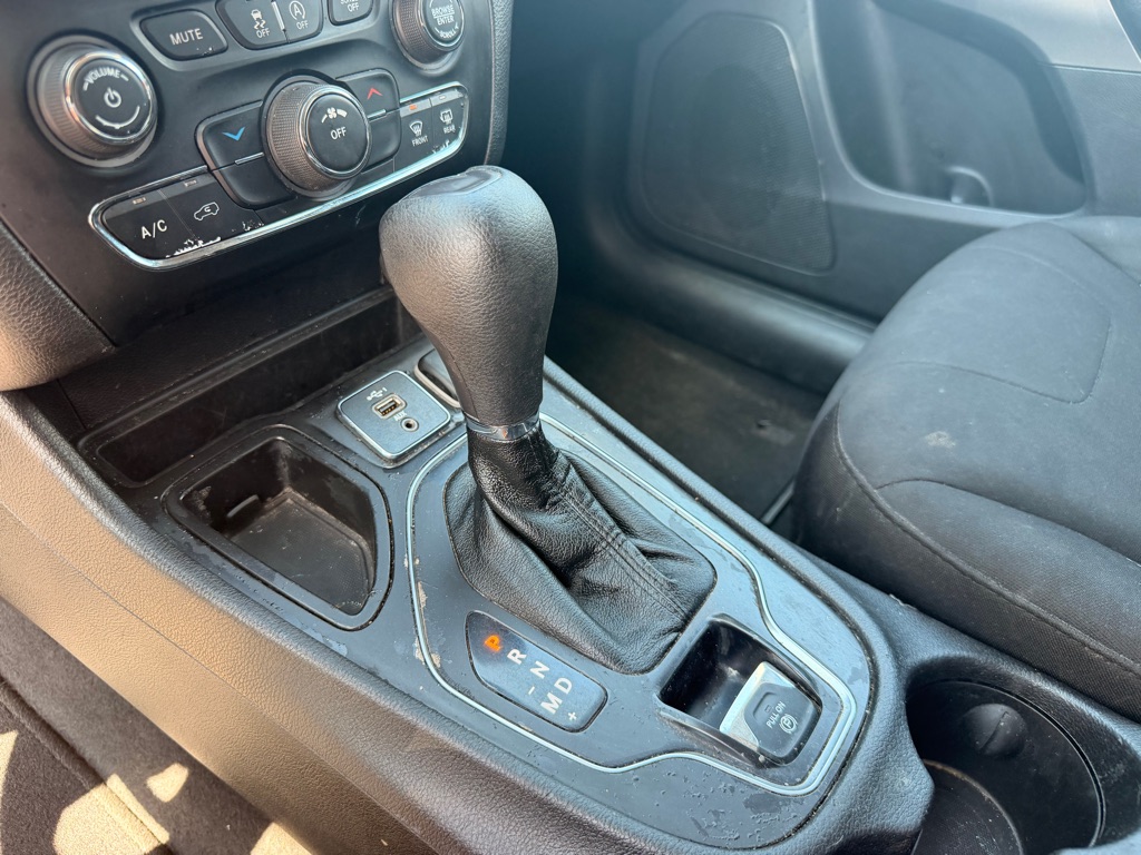 Photo 18 of this JEEP CHEROKEE