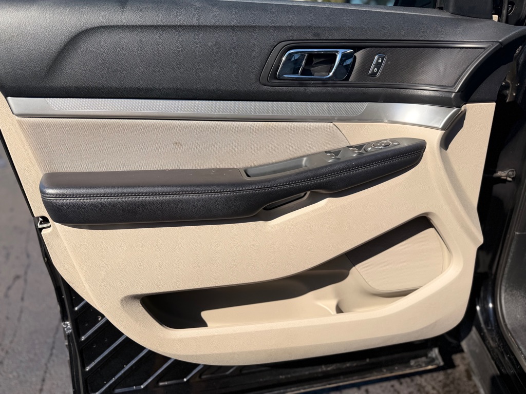 Photo 9 of this FORD EXPLORER
