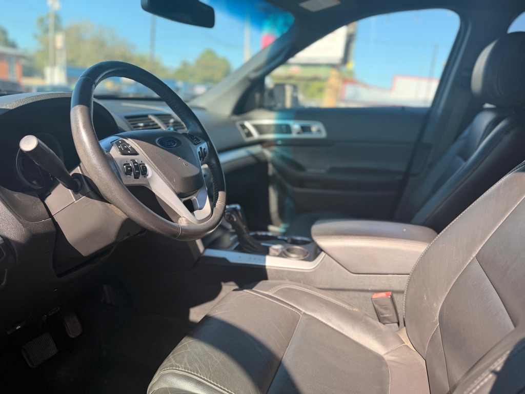 Photo 11 of this FORD EXPLORER