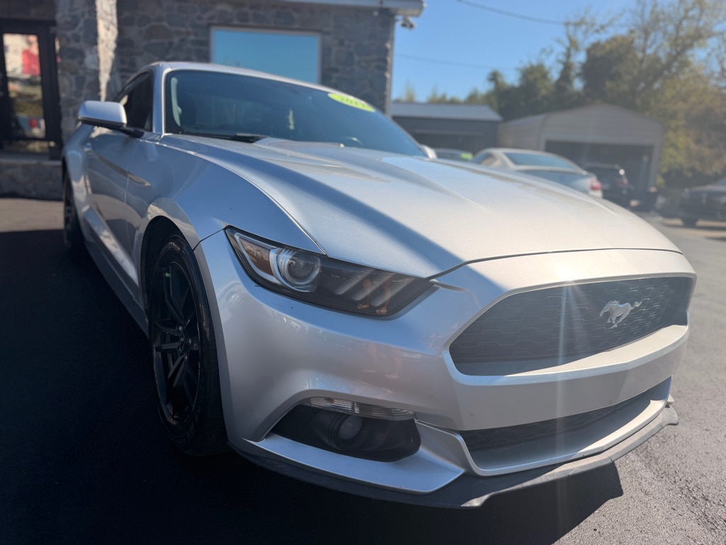 Photo 3 of this FORD MUSTANG